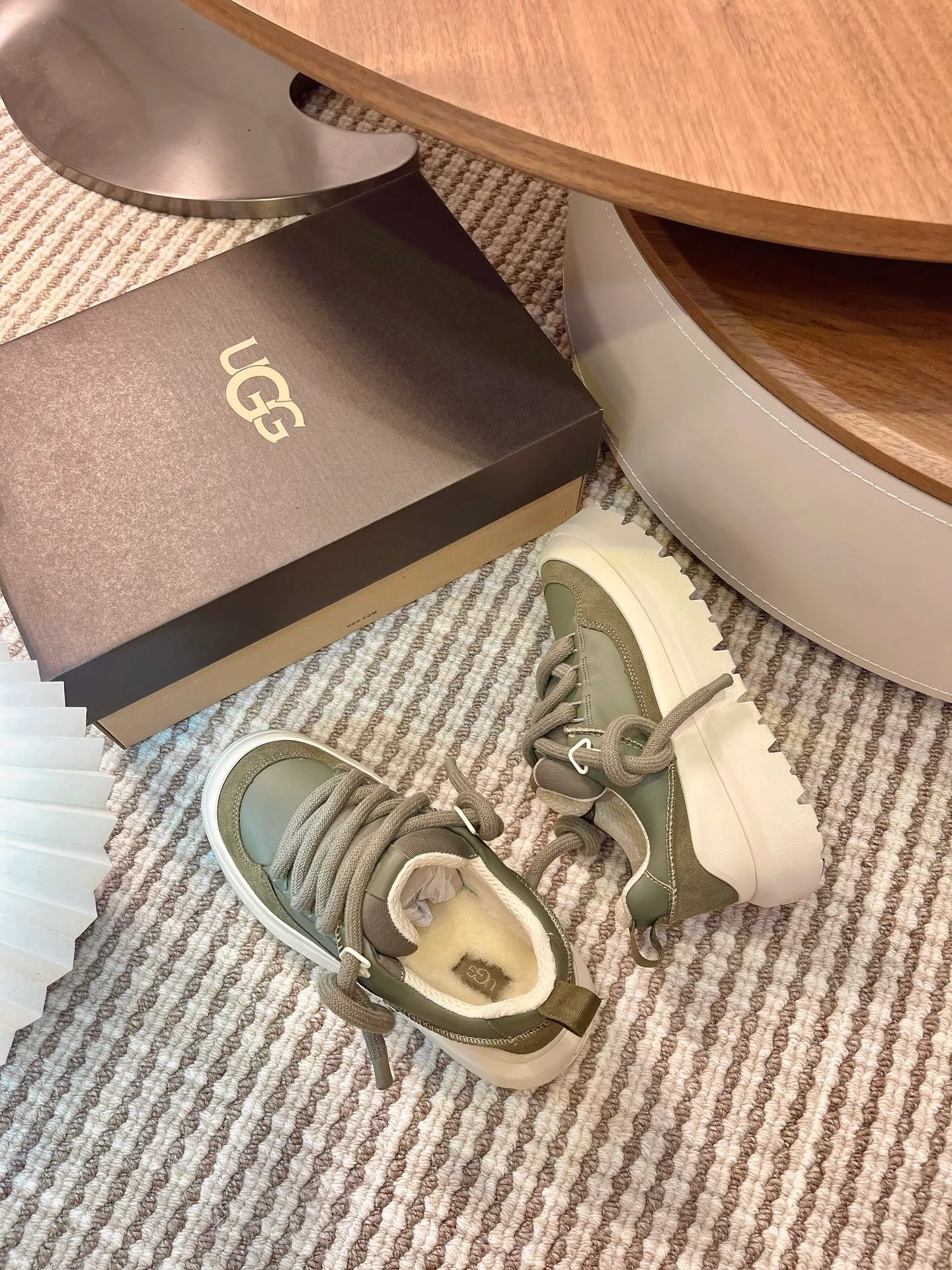 [UGG] P: 600💰 Couple shoes Size: Women's size 35-40 / Men's size 40-44 ugg top quality G131 What you see is what you get UGG new autumn and winter couple series cotton shoes snow boots cotton shoes fur shoes As a leading brand, this new pair also continues its consistent concept of comfort. It is light and comfortable on the feet, as if stepping on clouds. Moreover, its sole is made of EVA material, which is non-slip and wear-resistant. It is stable whether walking or running. You no longer have to worry about tired feet from walking! In addition to comfort, the design of this new pair is also super fashionable! The simple lines and smooth tailoring can be matched with both casual wear and formal occasions. Moreover, the plush decoration on the upper is the finishing touch, making the whole pair look more cute and playful. It is definitely a must-have item for trendy women! Upper: nubuck leather lining: wool